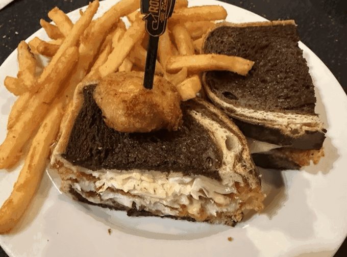 Roundabout Diner & Lounge