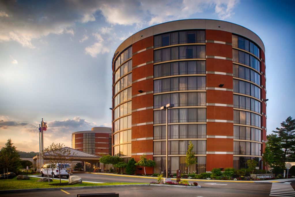 rBar & Kitchen at DoubleTree by Hilton
