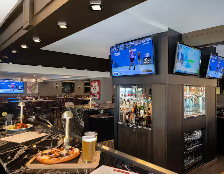 rBar & Kitchen at DoubleTree by Hilton